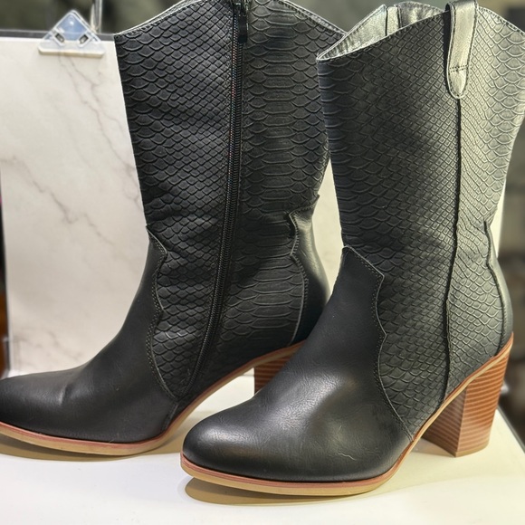 torrid Shoes - Cowboy boot Super cute and comfortable